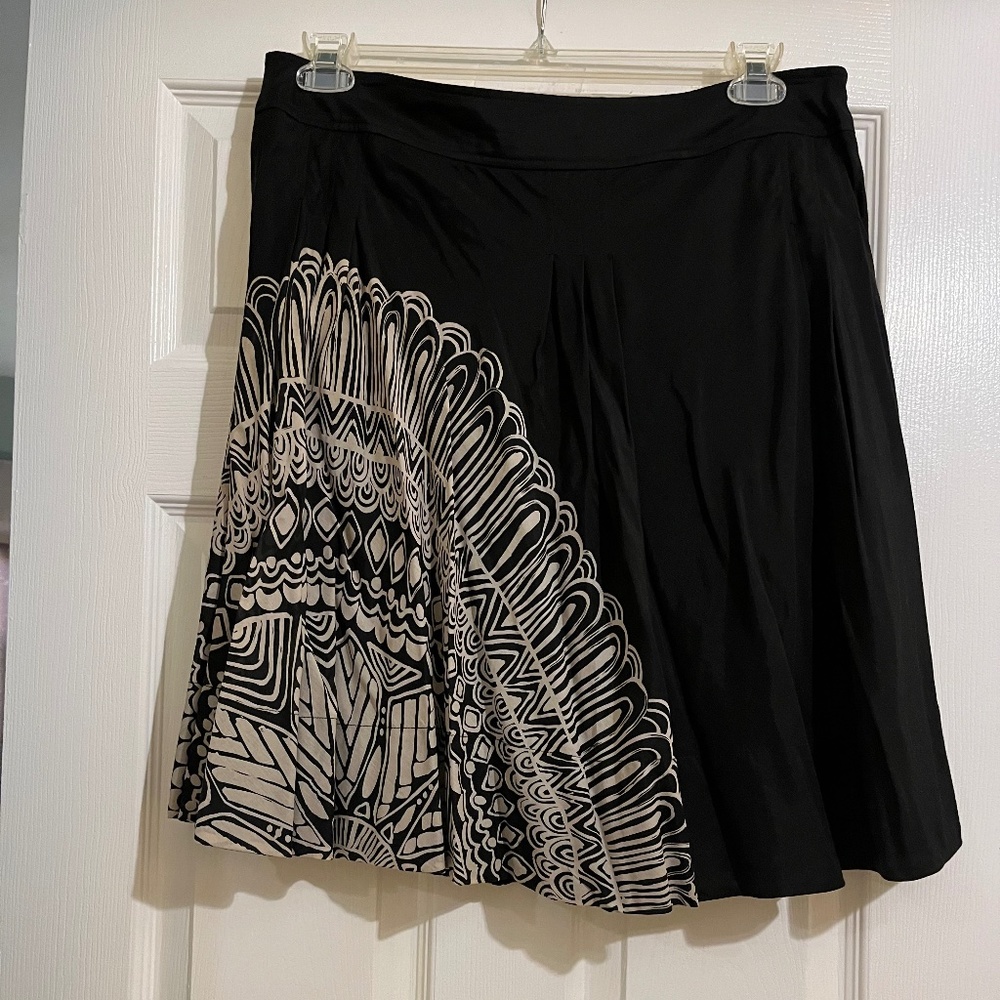 DKNYC black and cream skirt, size 10.